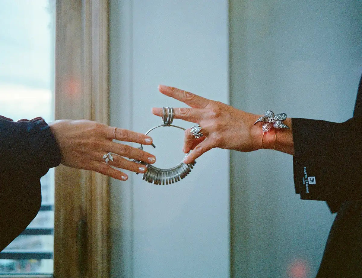 Baguier de joaillier utilisé dans un atelier parisien pour concevoir des bijoux personnalisés et sur mesure