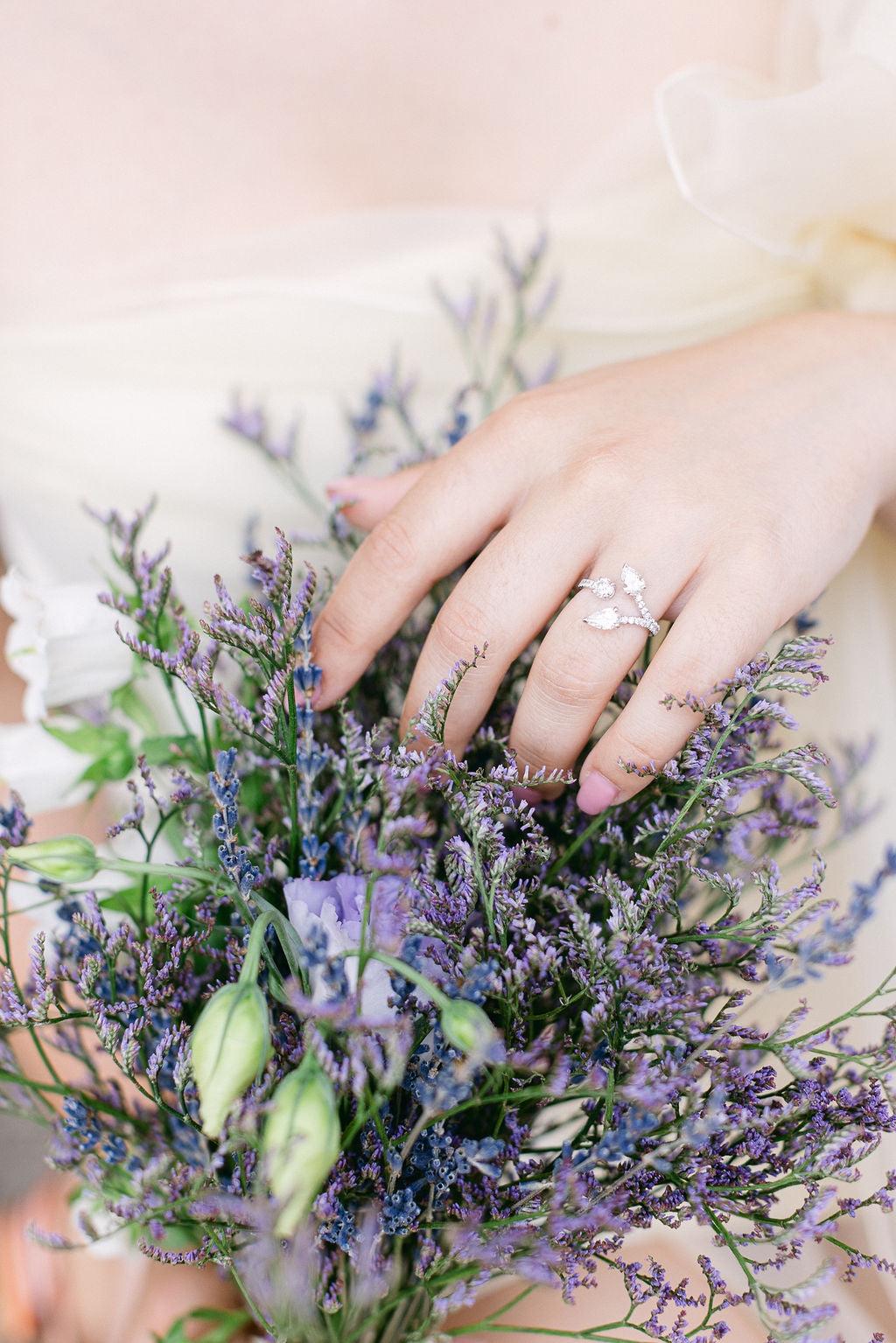 Création sur mesure : bague de fiançailles en or blanc 18 carats, sertie de deux diamants poires et d’un diamant rond – pavage brillant signé DM Jeantet Joaillerie  