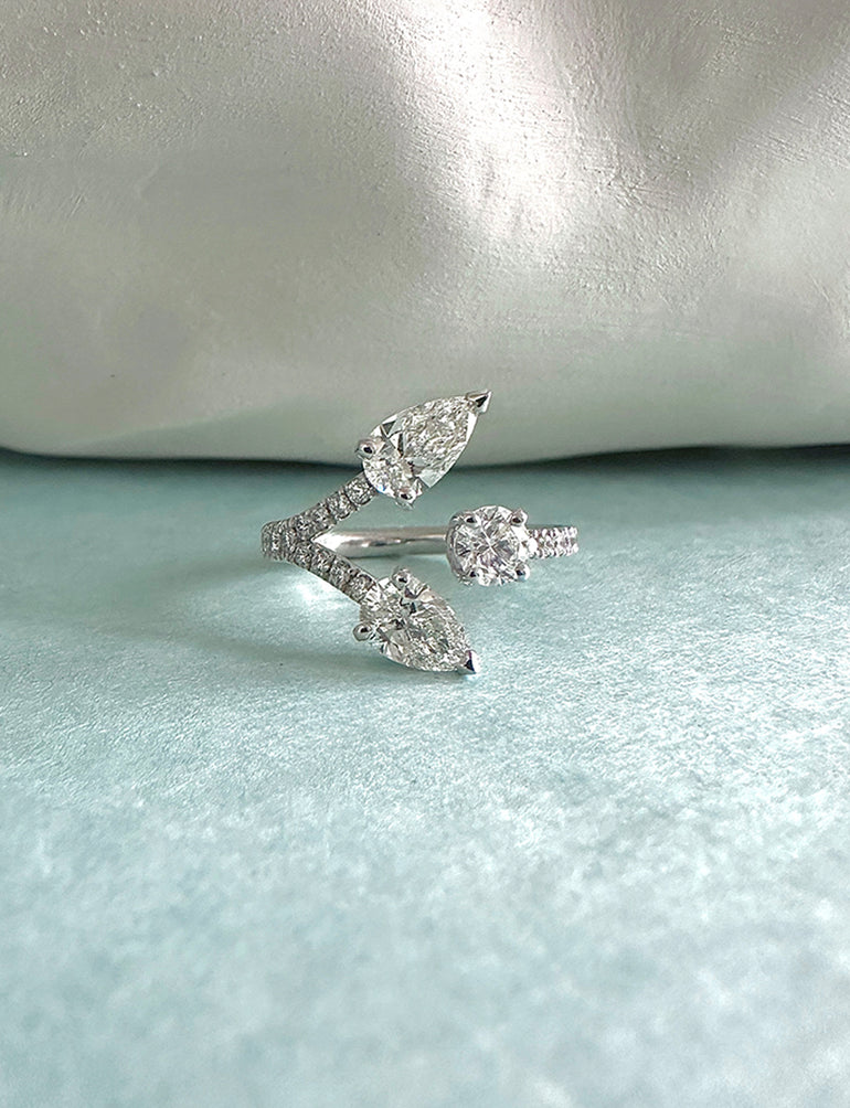 Bague de fiançailles créée à la demande en or blanc 18 carats sertie de deux diamants poires et d'un diamant rond, pavage brillant