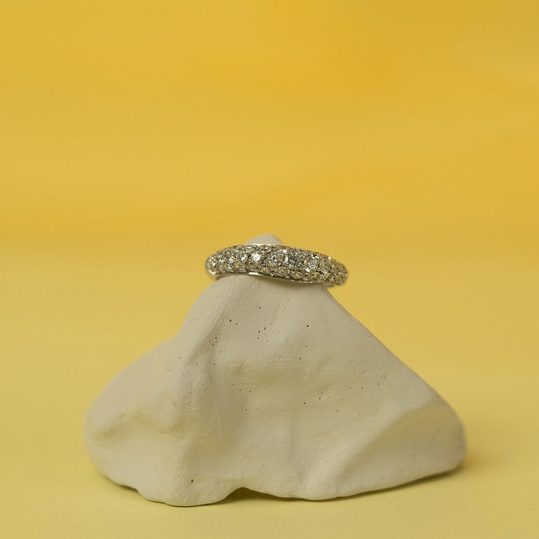 Création DM Jeantet Joaillerie : alliance Wave créée sur-mesure (choix de la couleur d'or et des pierres) en or blanc 18 cts sertie d’un carat de diamants blancs, une pièce lumineuse et féminine façonnée à la main à Paris.
