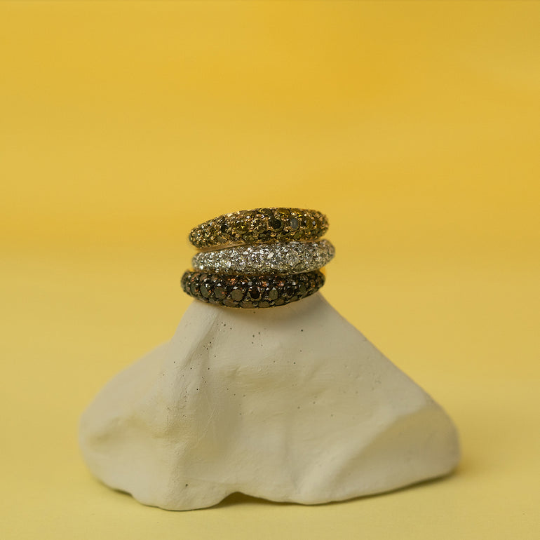 Création DM Jeantet Joaillerie : alliance Wave créée sur-mesure (choix de la couleur d'or et des pierres) en or jaune 18 cts sertie d’un carat de diamants jaunes, de diamants bruns, et diamants blancs. Un trio lumineux et féminin façonné à la main à Paris.