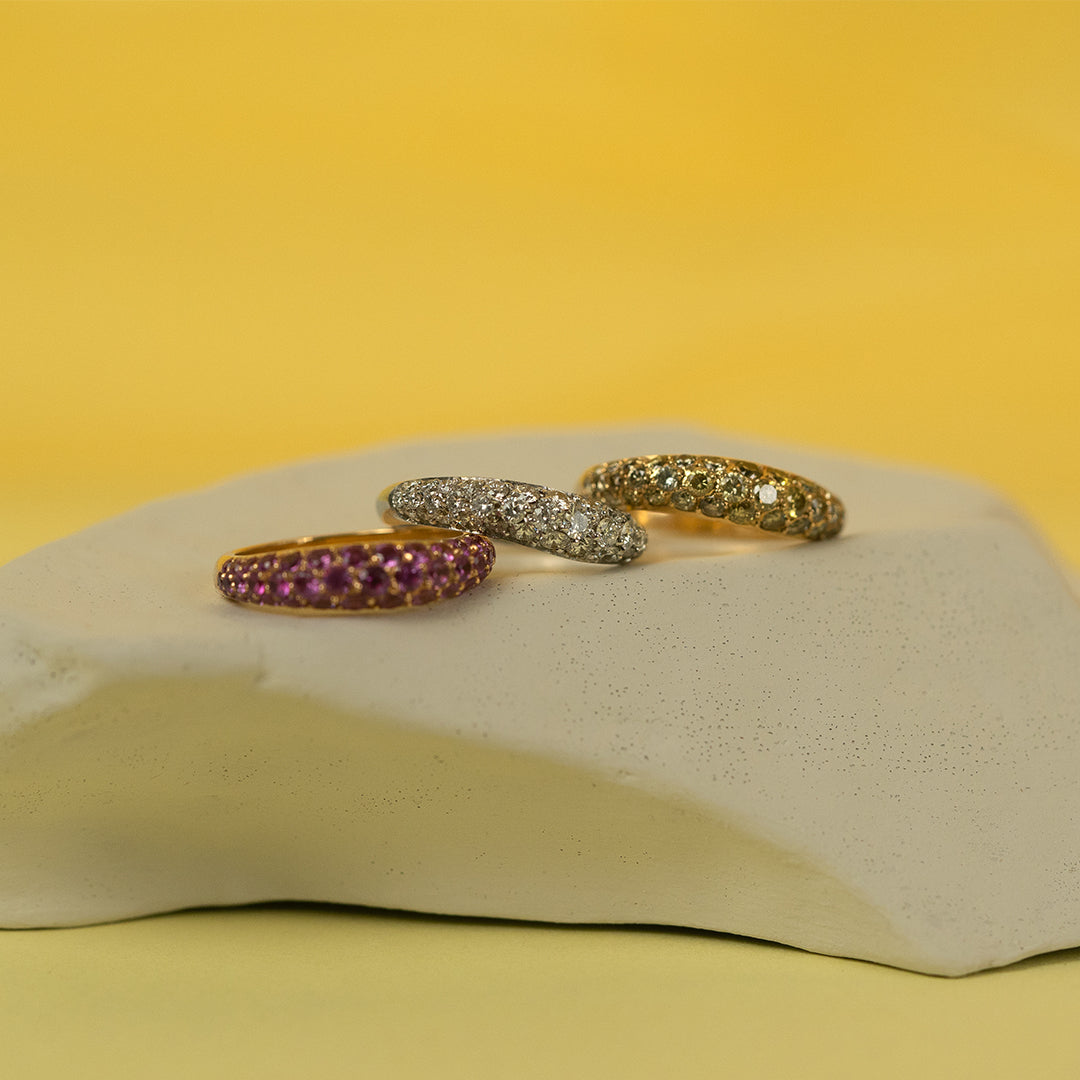 Création DM Jeantet Joaillerie : alliance Wave créée sur-mesure (choix de la couleur d'or et des pierres) en or 18 cts sertie d’un carat de diamants blancs, jaunes, verts, bruns, saphirs roses, une pièce lumineuse et féminine façonnée à la main à Paris.