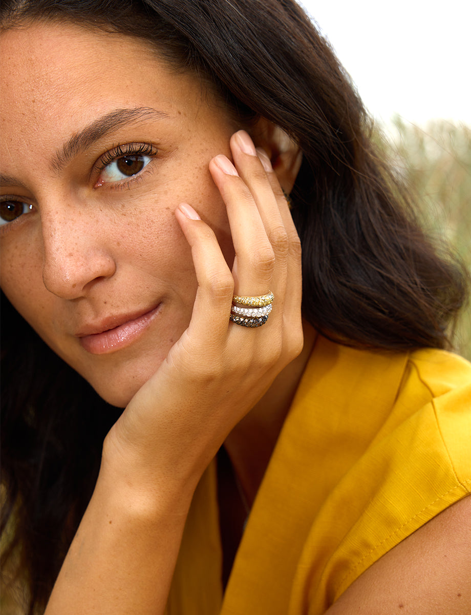 Création DM Jeantet Joaillerie : alliance Wave créée sur-mesure (choix de la couleur d'or et des pierres) en or 18 cts sertie d’un carat de diamants blancs, jaunes, verts, bruns, saphirs roses, une pièce lumineuse et féminine façonnée à la main à Paris.