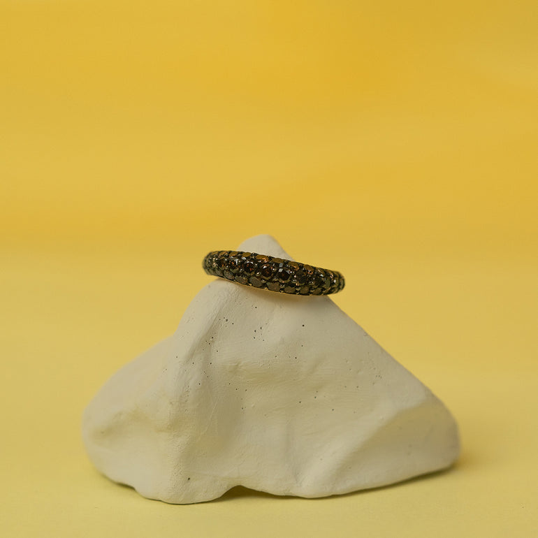 Création DM Jeantet Joaillerie : alliance Wave créée sur-mesure (choix de la couleur d'or et des pierres) en or jaune 18 cts sertie d’un carat de diamants bruns, une pièce lumineuse et féminine façonnée à la main à Paris.