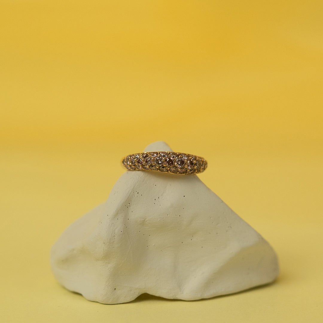 Création DM Jeantet Joaillerie : alliance Wave en or jaune 18 cts sertie d’un carat de diamants roses, une pièce lumineuse et féminine façonnée à la main à Paris.