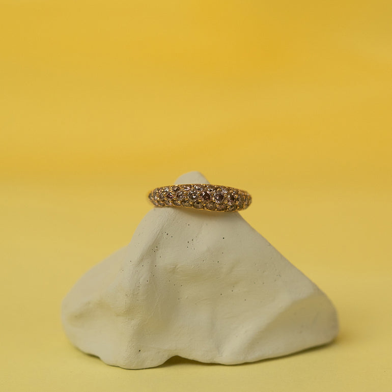 Création DM Jeantet Joaillerie : alliance Wave en or jaune 18 cts sertie d’un carat de diamants roses, une pièce lumineuse et féminine façonnée à la main à Paris.