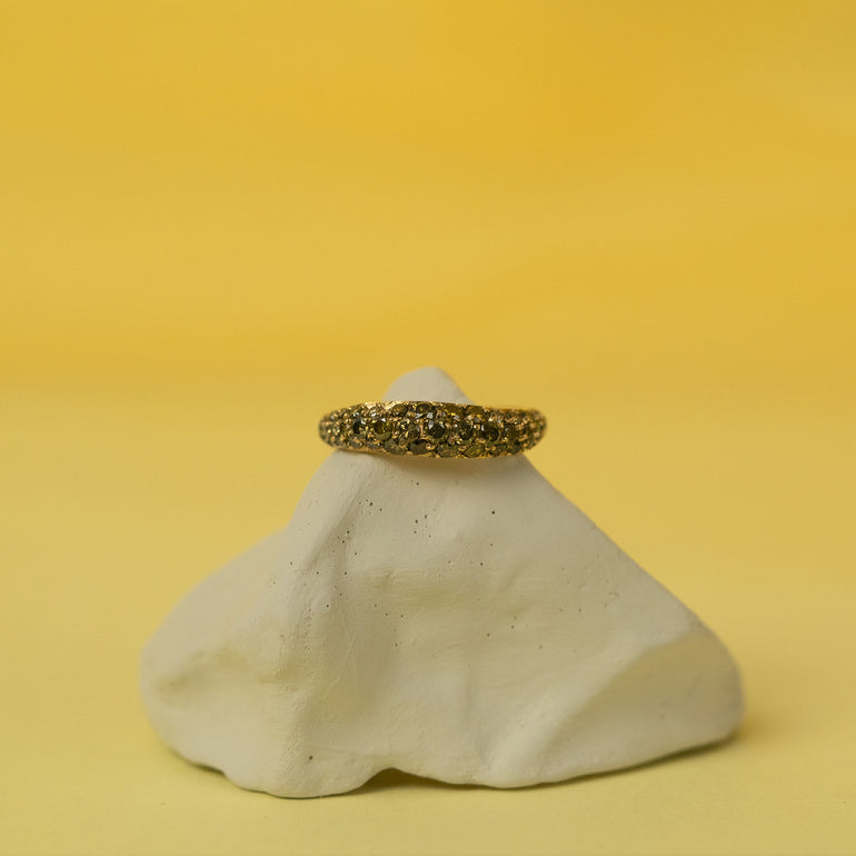 Création DM Jeantet Joaillerie : alliance Wave créée sur-mesure (choix de la couleur d'or et des pierres) en or jaune 18 cts sertie d’un carat de diamants verts, une pièce lumineuse et féminine façonnée à la main à Paris.