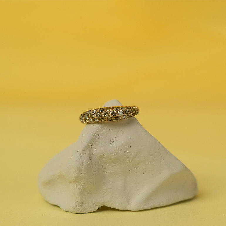 Création DM Jeantet Joaillerie : alliance Wave créée sur-mesure (choix de la couleur d'or et des pierres) en or jaune 18 cts sertie d’un carat de diamants jaunes, une pièce lumineuse et féminine façonnée à la main à Paris.