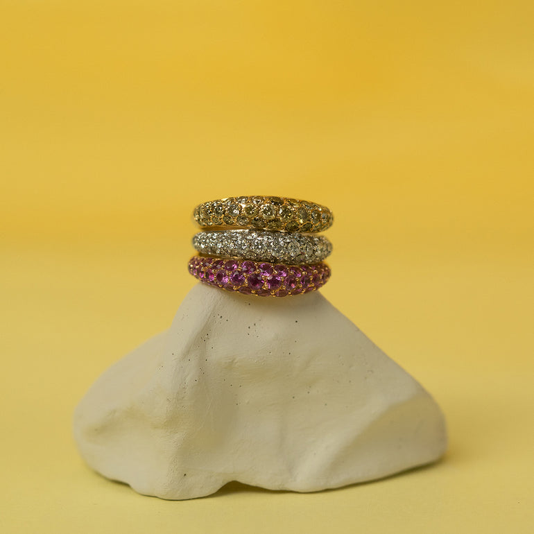 Création DM Jeantet Joaillerie : trio alliance Wave créée sur-mesure (choix de la couleur d'or et des pierres) en or jaune 18 cts sertie d’un carat de diamants jaunes, blancs et saphirs roses. Une pièce lumineuse et féminine façonnée à la main à Paris.