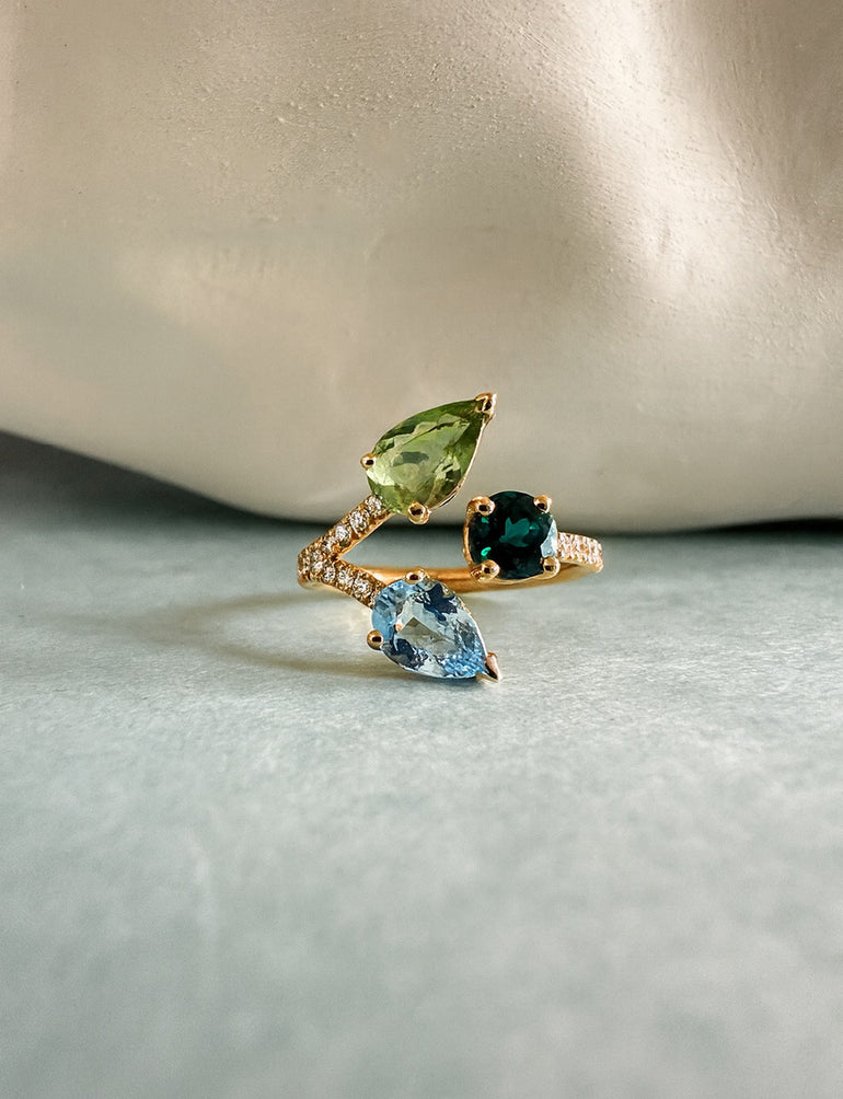 Création sur mesure : bague de fiançailles en or rose 18 carats, sertie de deux poires tourmalines et aigue marine et un rond tourmaline – pavage diamants signé DM Jeantet Joaillerie  