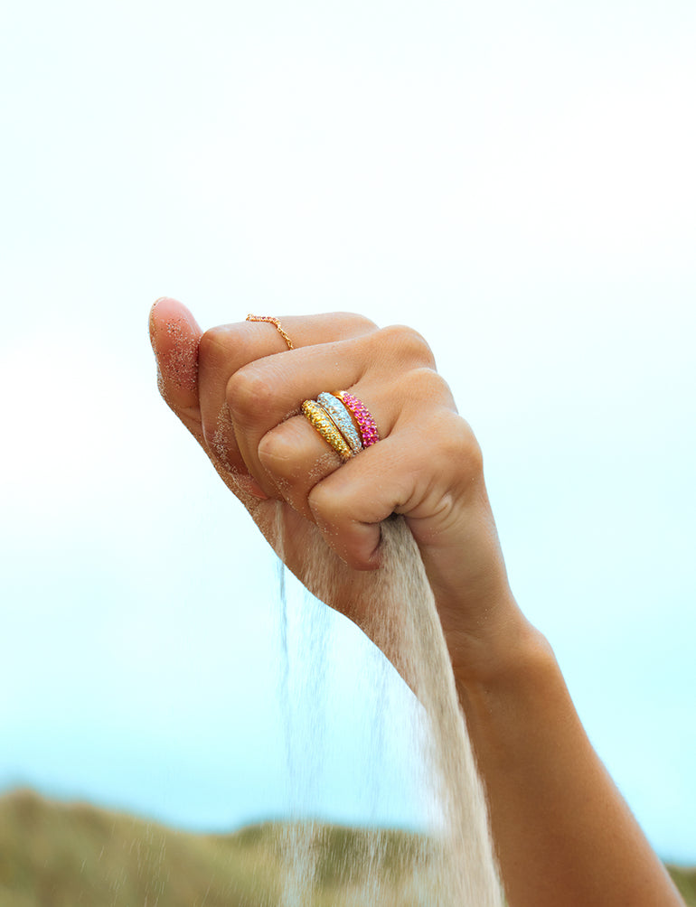 Création DM Jeantet Joaillerie : alliance Wave créée sur-mesure (choix de la couleur d'or et des pierres) en or jaune 18 cts sertie d’un carat de diamants jaunes, diamants blancs, saphirs roses. Une pièce lumineuse et féminine façonnée à la main à Paris.