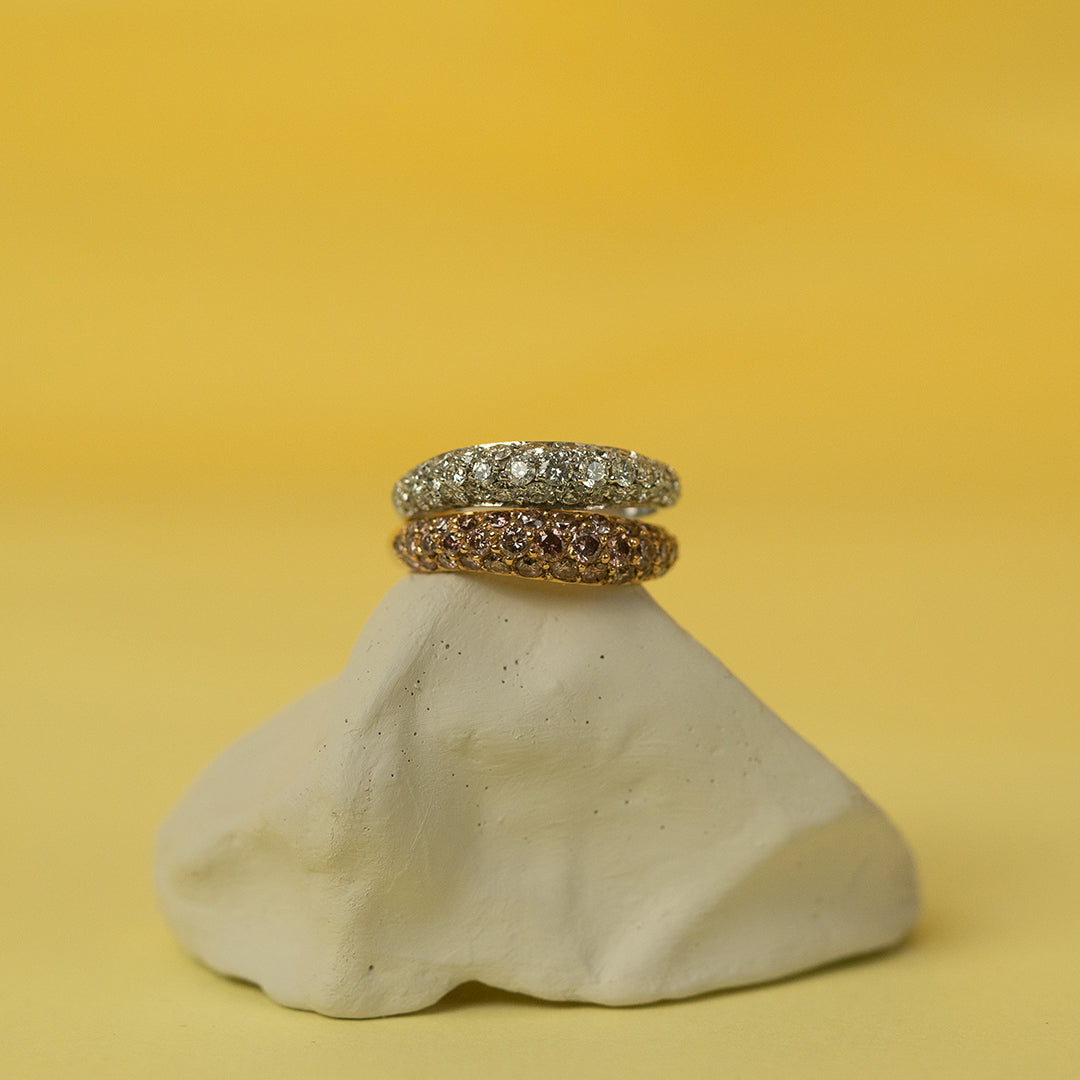Création DM Jeantet Joaillerie : les alliances Wave en or jaune 18 cts sertie d’un carat de diamants roses, et en or blanc 18 cts sertie d'un carat de diamants blancs - des pièces lumineuses et féminines façonnées à la main à Paris.