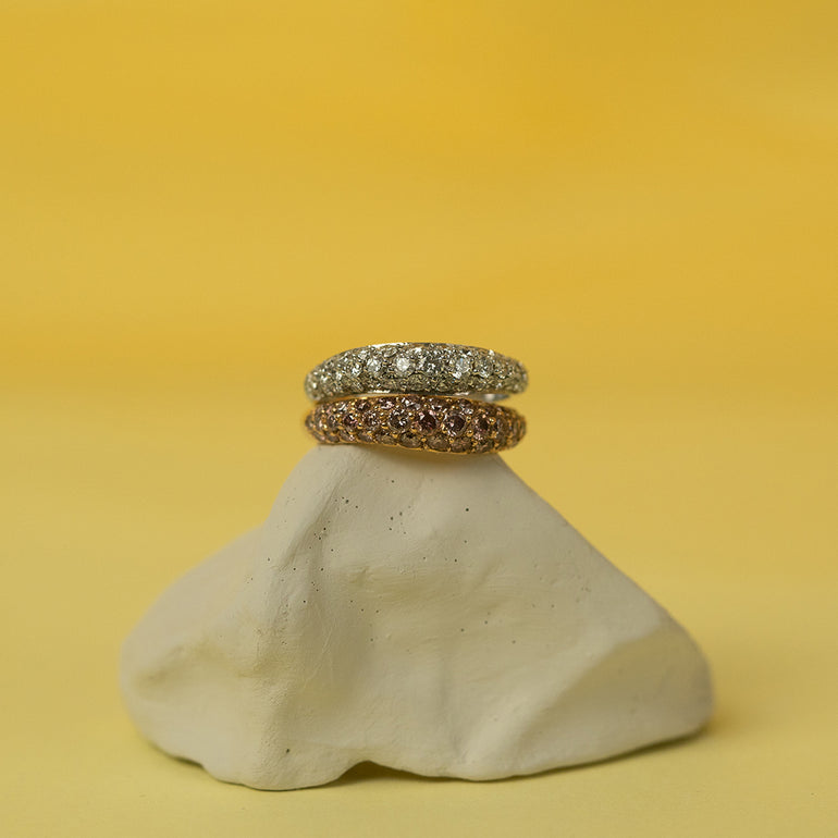 Création DM Jeantet Joaillerie : les alliances Wave en or jaune 18 cts sertie d’un carat de diamants roses, et en or blanc 18 cts sertie d'un carat de diamants blancs - des pièces lumineuses et féminines façonnées à la main à Paris.