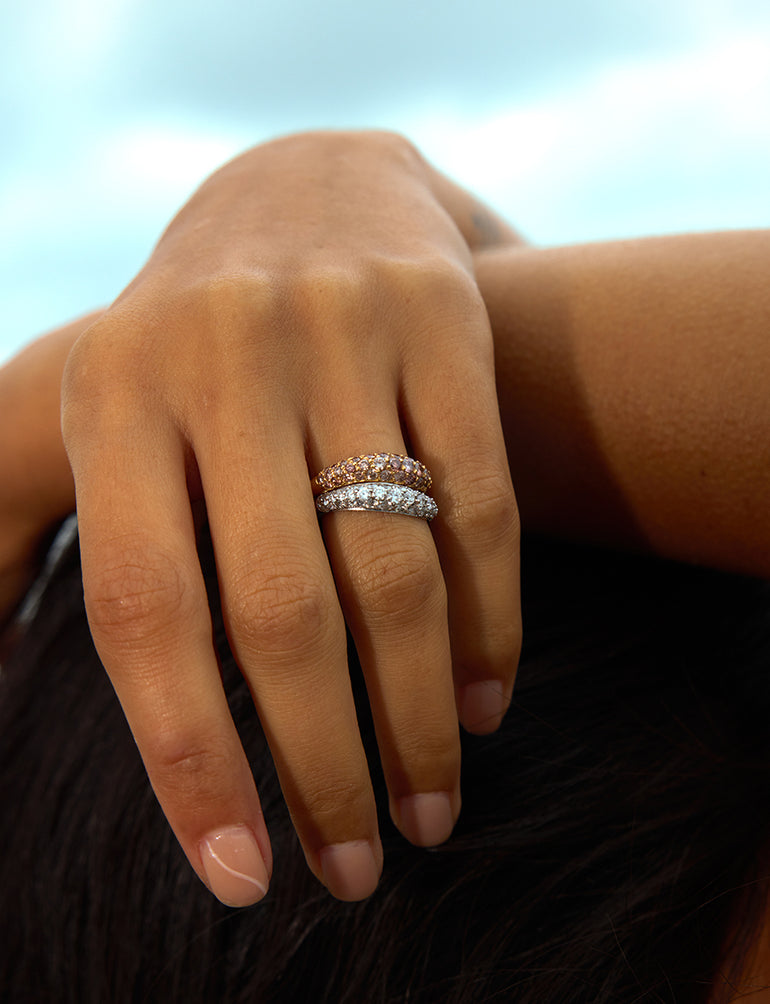 Création DM Jeantet Joaillerie : les alliances Wave en or jaune 18 cts sertie d’un carat de diamants roses, et en or blanc 18 cts sertie d'un carat de diamants blancs - des pièces lumineuses et féminines façonnées à la main à Paris.