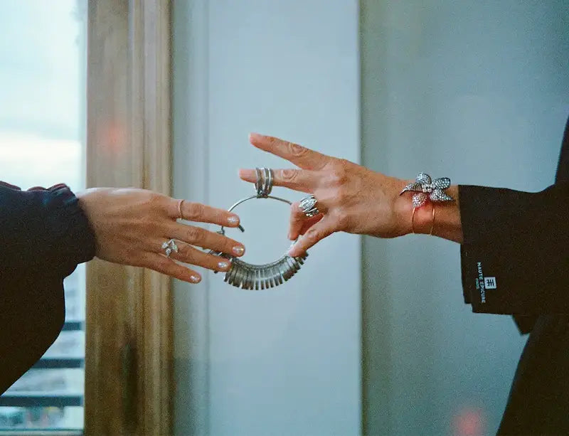 Maison de famille et Joaillerie éclatante DM JEANTET : mains de mère et fille présentant une bague en or et diamants.