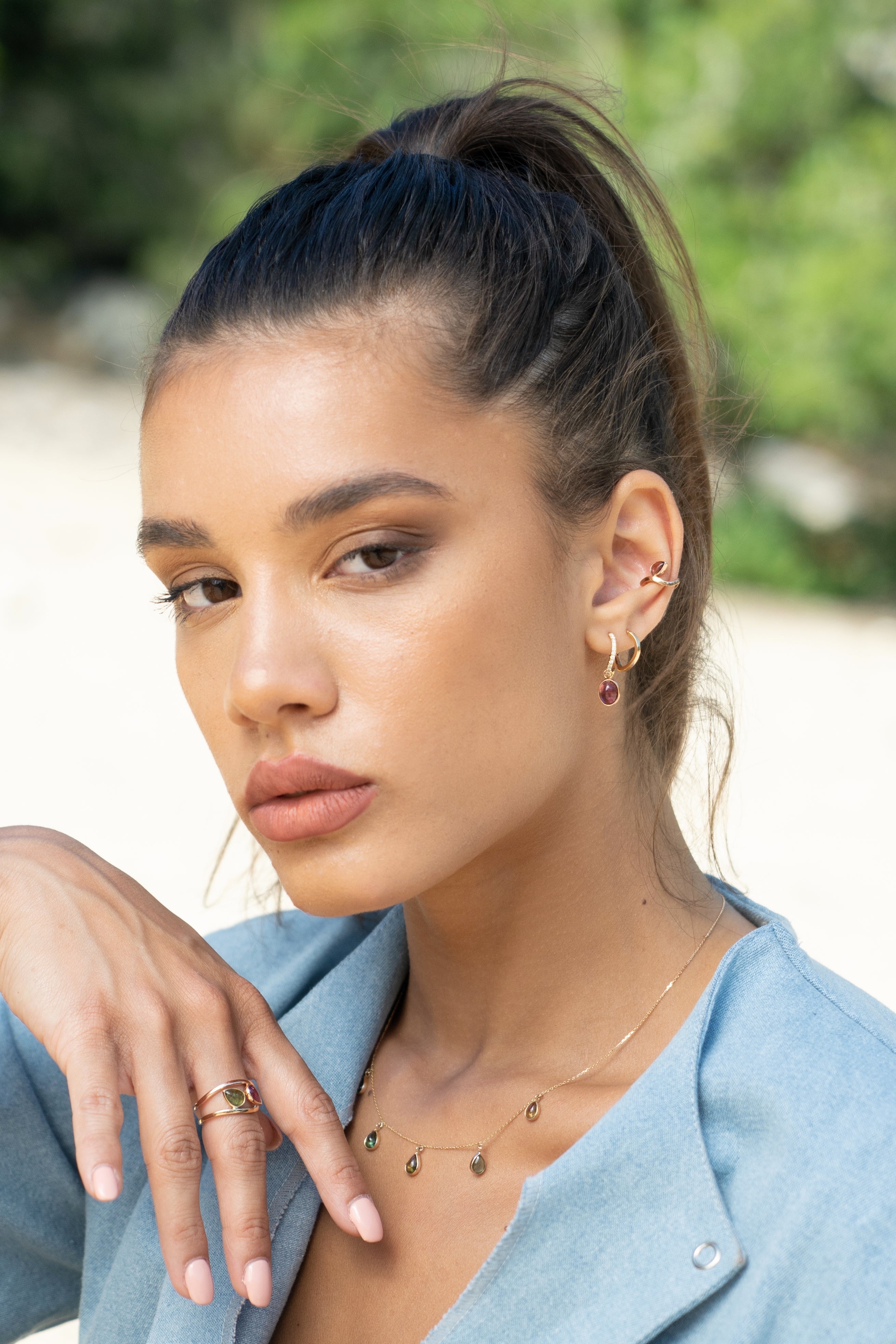 earcuff en or 18 carats ondulation vague sertie d'une tourmaline rose cabochon