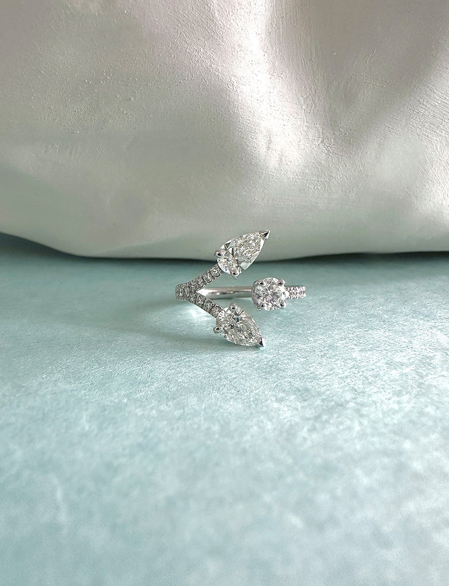 Création Unique Fabriquée à la Main à Paris

Bague en or rose 18 carats (750 millièmes) sertie de deux tourmalines facettées, ronde et poire et d'une aigue marine poire.

Diamants taille brillants sur le corps de la bague.

Poids de la bague : 3,30 g

Poids des pierres tourmalines : 1,21 cts

Poids de l'aigue marine poire : 0,53 ct

Poids des diamants : 0,22 ct

Ce modèle est disponible au tour de doigt 53, il peut être mis à taille (veuillez sélectionner votre tour de doigt habituel)

Si une mise à taille 
