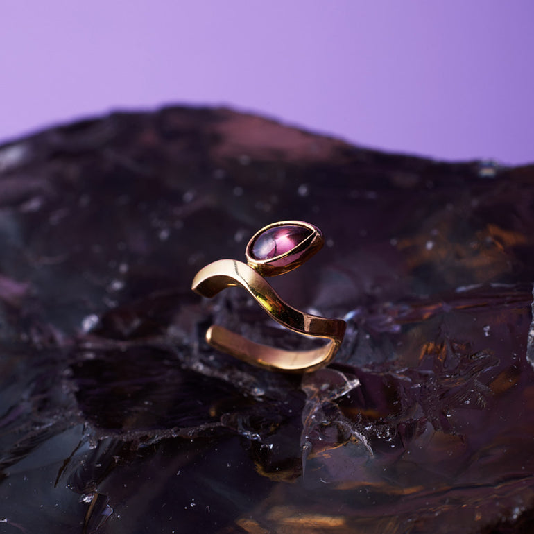 earcuff en or 18 carats ondulation vague sertie d'une tourmaline rose cabochon